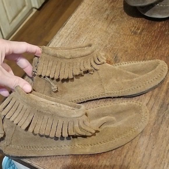 Minnetonka Moccasins Size 7.  316GW3 - Picture 2 of 7